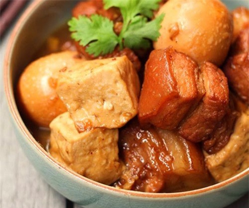 Thịt kho tàu ngon có màu nâu đỏ đẹp mắt, thịt có vị ngọt tự nhiênn, mềm thơm, béo ngậy