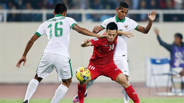 Đội tuyển Việt Nam bất ngờ ghi 2 bàn sau khi chơi thiếu người...