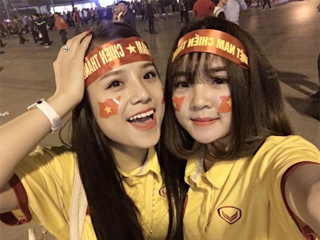 Đây là 2 nữ CĐV được săn lùng nhiều nhất SVĐ Mỹ Đình suốt tối qua đến giờ! - Ảnh 2.