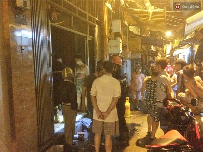 Lửa cháy dữ dội tử căn nhà 2 tầng ở Sài Gòn, bé trai 10 tuổi tử vong - Ảnh 1.