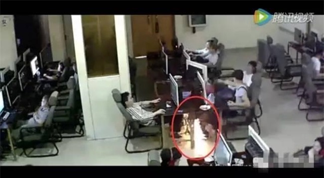 Chàng trai trẻ bị điện giật chết vì vừa sạc pin vừa chơi điện thoại trong quán net - Ảnh 4.