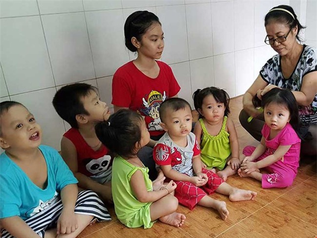 Cha mẹ tăng ca đêm, con ngủ trong nhà trẻ