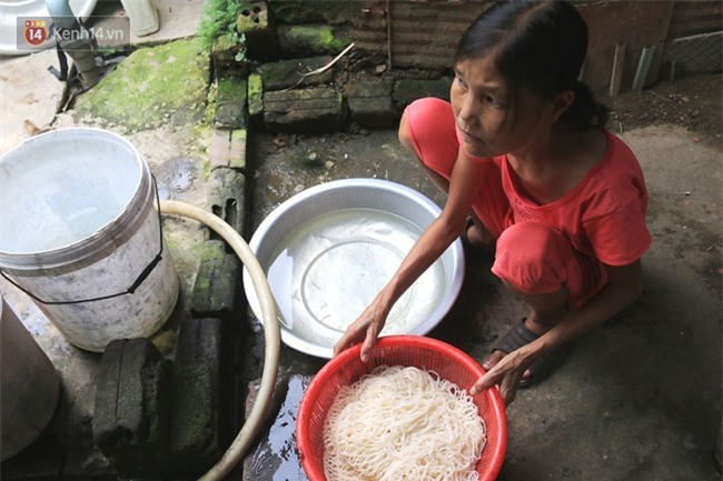 Cô gái mang khuôn mặt bà lão ở Quảng Nam: ăn gấp 10 lần người thường, uống mỗi ngày 36 lít nước - Ảnh 4.