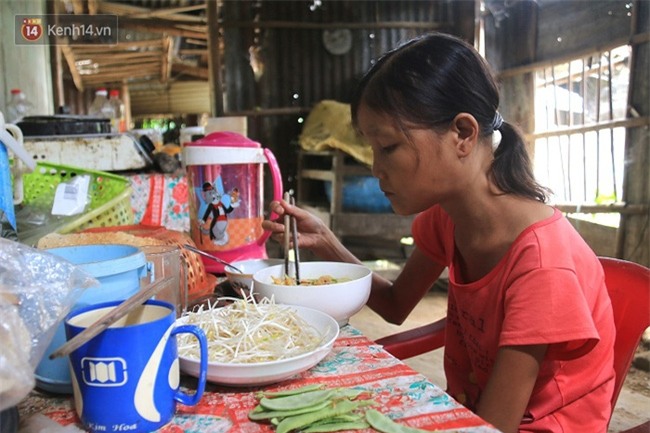 Cô gái mang khuôn mặt bà lão ở Quảng Nam: ăn gấp 10 lần người thường, uống mỗi ngày 36 lít nước - Ảnh 5.