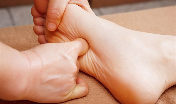 huyệt dũng tuyền trị ho