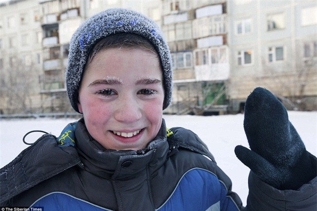 Nga: Những đứa trẻ đóng băng khi vẫn phải đi học trong cái lạnh -53 độ C - Ảnh 2.