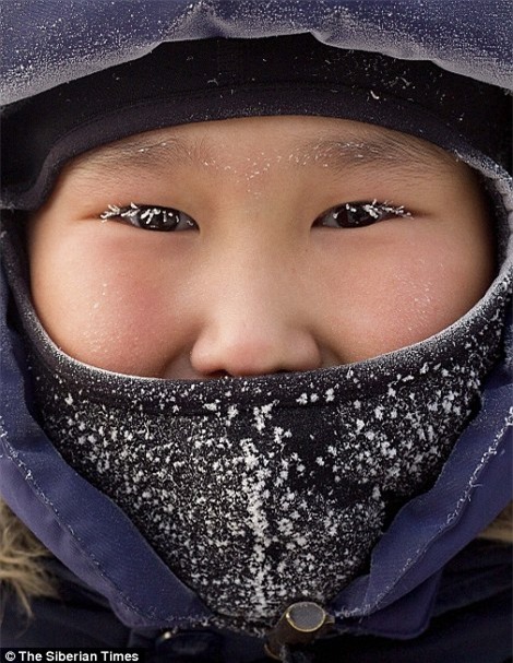 Nga: Những đứa trẻ đóng băng khi vẫn phải đi học trong cái lạnh -53 độ C - Ảnh 3.