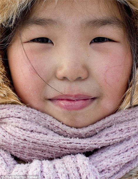 Nga: Những đứa trẻ đóng băng khi vẫn phải đi học trong cái lạnh -53 độ C - Ảnh 4.