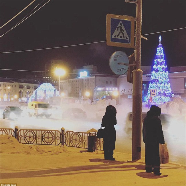 Nga: Những đứa trẻ đóng băng khi vẫn phải đi học trong cái lạnh -53 độ C - Ảnh 12.