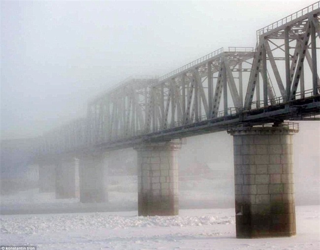 Nga: Những đứa trẻ đóng băng khi vẫn phải đi học trong cái lạnh -53 độ C - Ảnh 14.