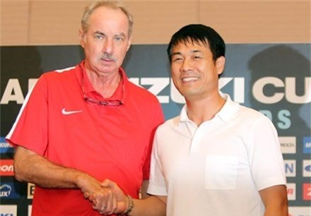 Sự khác biệt giữa HLV Hữu Thắng và Riedl-1