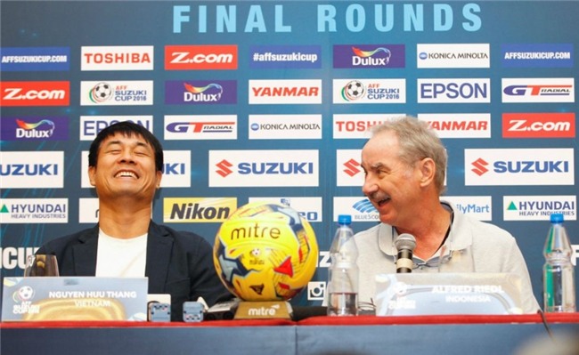 Sự khác biệt giữa HLV Hữu Thắng và Riedl-2