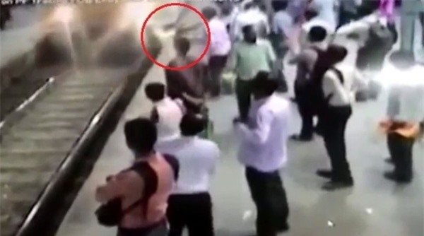 Ấn Độ: Cô gái trẻ ngã xuống đường ray tàu hỏa chết thảm sau khi bị bị giật dây chuyền - Ảnh 2.