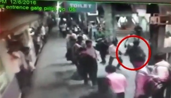 Ấn Độ: Cô gái trẻ ngã xuống đường ray tàu hỏa chết thảm sau khi bị bị giật dây chuyền - Ảnh 4.