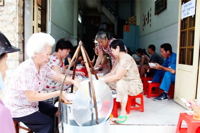 Đi canh giờ, xếp hàng chờ ghế: Quán ăn 'không nhanh hết phần'