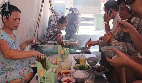 Đi canh giờ, xếp hàng chờ ghế: Quán ăn 'không nhanh hết phần'