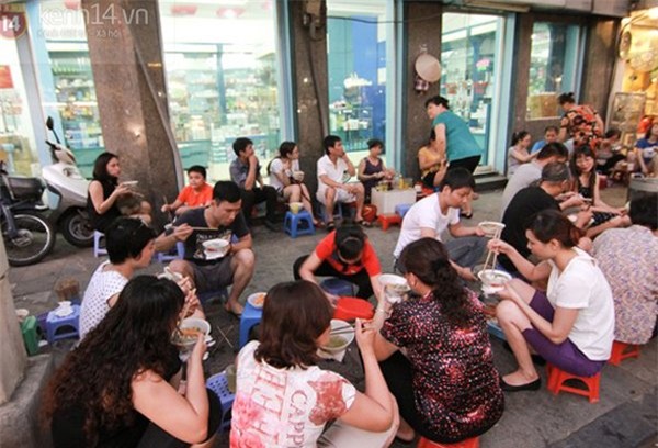 Đi canh giờ, xếp hàng chờ ghế: Quán ăn 'không nhanh hết phần'