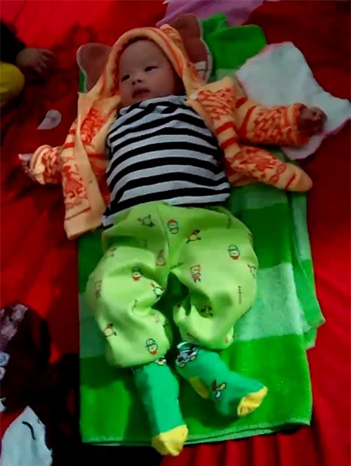 vo chong gia nhat duoc be trai 3 thang tuoi dep nhu thien than truoc cong nha - 1