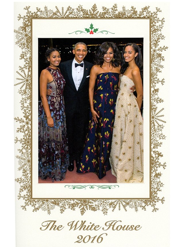 Tấm thiệp Giáng sinh Nhà Trắng cuối cùng với sự hiện diện đầy đủ của gia đình Tổng thống Obama - Ảnh 1.