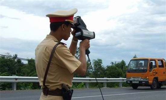 clip: bi thoi phat, thanh nien doi csgt phai dem bang tra tai nha hinh anh 1