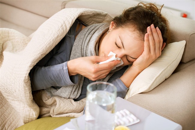 Tại sao biết kháng sinh không trị cảm cúm, nhiều người vẫn tiếp tục lạm dụng? - Ảnh 2.