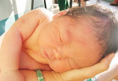 su that giat minh ve chuyen tam nang cho tre so sinh: hai nhieu hon loi - 1