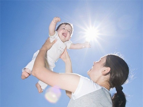 su that giat minh ve chuyen tam nang cho tre so sinh: hai nhieu hon loi - 2