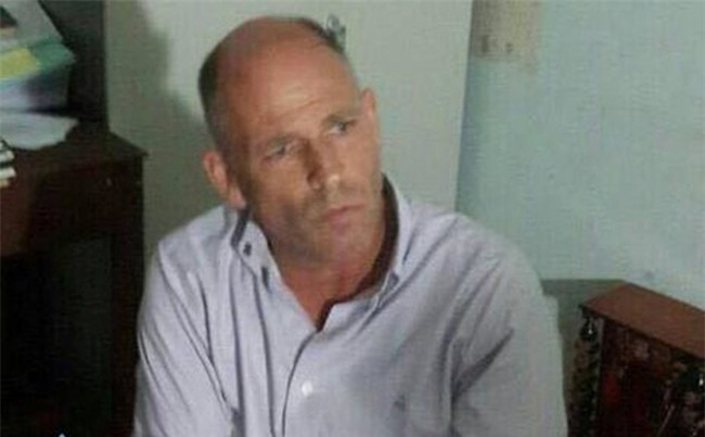Doanh nhân Hà Lan nói đã giúp kẻ hành hạ bé trai trốn về Việt Nam