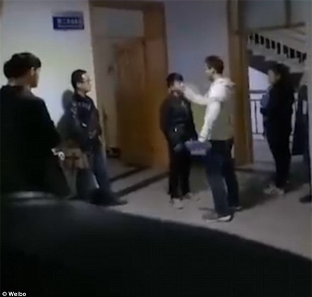 Sốc: Sinh viên bị bắt xếp hàng tát nhau, nếu chưa đạt thầy sẽ đích thân thị phạm vì...   - Ảnh 2.
