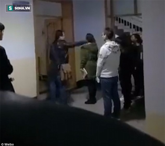 Sốc: Sinh viên bị bắt xếp hàng tát nhau, nếu chưa đạt thầy sẽ đích thân thị phạm vì...   - Ảnh 3.