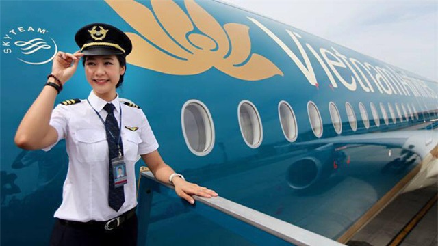 Sau mỗi giờ bay, Đông Phương không quên lưu lại những bức hình kỉ niệm bên Con ngựa bay thân thiết. Năm 2010, cô bắt đầu làm việc cho hãng Vietnam Airlines sau khi tốt nghiệp khóa đào tạo phi công tại Montpellier (Pháp).