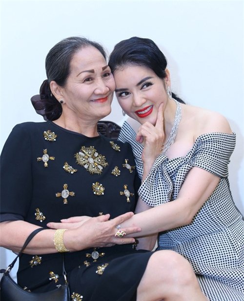 Ngạc nhiên 'đại gia đình' toàn tỷ phú của Lý Nhã Kỳ