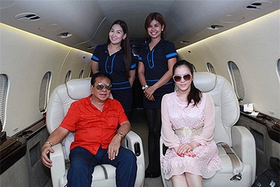 Ngạc nhiên 'đại gia đình' toàn tỷ phú của Lý Nhã Kỳ