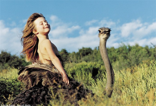 Cuộc sống của cô bé rừng xanh ngoài đời thật, làm bạn với voi châu Phi và chơi cùng báo - Ảnh 23.