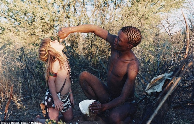 Cuộc sống của cô bé rừng xanh ngoài đời thật, làm bạn với voi châu Phi và chơi cùng báo - Ảnh 29.