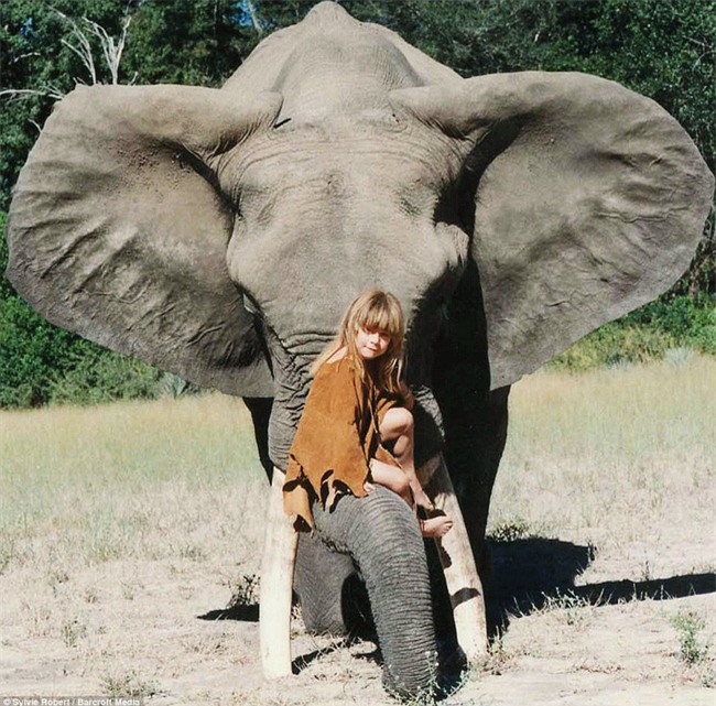 Cuộc sống của cô bé rừng xanh ngoài đời thật, làm bạn với voi châu Phi và chơi cùng báo - Ảnh 9.