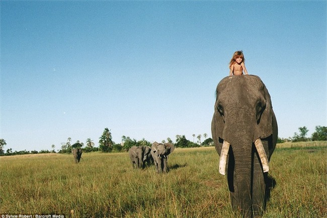 Cuộc sống của cô bé rừng xanh ngoài đời thật, làm bạn với voi châu Phi và chơi cùng báo - Ảnh 15.