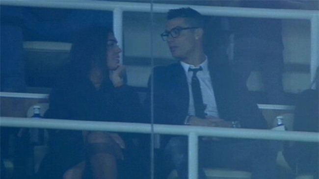 Ronaldo đóng vest bảnh trai, tươi cười cùng bạn gái mới trên khán đài Bernabeu - Ảnh 2.