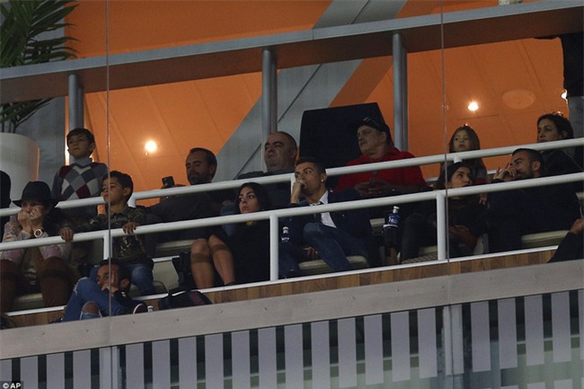 Ronaldo đóng vest bảnh trai, tươi cười cùng bạn gái mới trên khán đài Bernabeu - Ảnh 3.