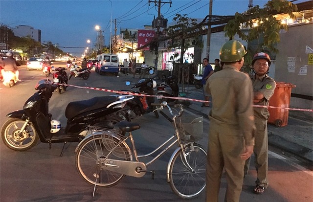Lực lượng Công an, Bảo vệ dân phố phong toả hiện trường nhiều khu vực trên đường Trần Não, quận 2 để cơ quan điều tra tiến hành khám nghiệm, truy xét vụ án mạng.