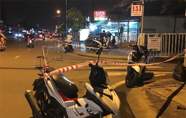 Sau khi đâm 2 người, đối tượng rượt đuổi, đâm tiếp 1 nạn nhân khác trúng tim làm người này tử vong.
