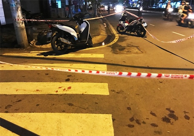 Vết máu của nạn nhân vương vãi trước hẻm 151 đường Trần Não, quận 2.