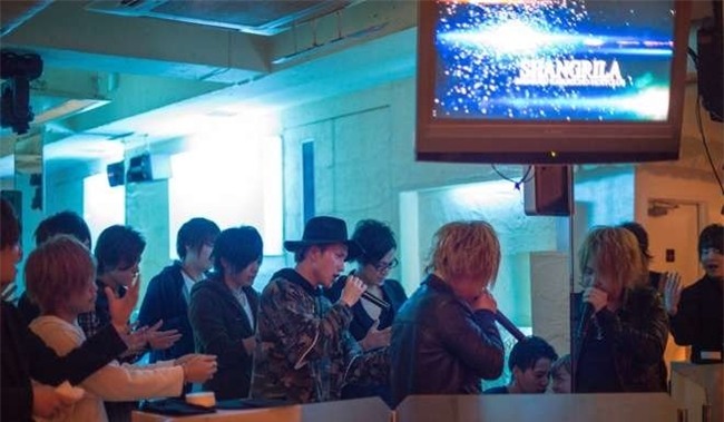 Bên trong hộp đêm ở Nhật: Quý cô vung 6 tỷ mua vui