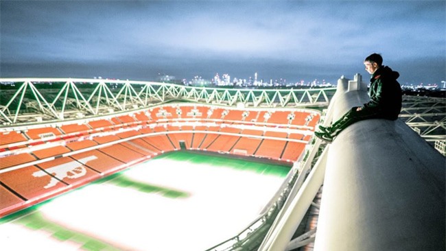 Hết hồn với cảnh hai thanh niên đột nhập, trèo lên mái vòm sân Emirates của Arsenal - Ảnh 1.