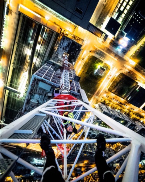 Hết hồn với cảnh hai thanh niên đột nhập, trèo lên mái vòm sân Emirates của Arsenal - Ảnh 3.