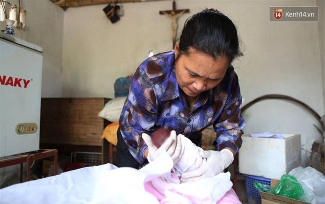 Người đàn bà hơn 10 năm gõ cửa từng phòng khám ở Hà Nội để xin các hài nhi xấu số về chôn cất - Ảnh 1.