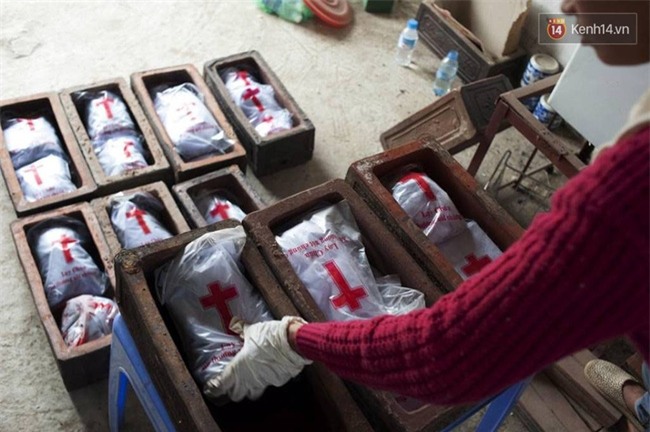 Người đàn bà hơn 10 năm gõ cửa từng phòng khám ở Hà Nội để xin các hài nhi xấu số về chôn cất - Ảnh 6.