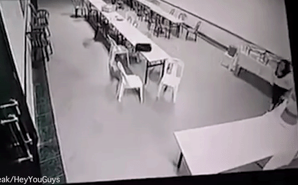 Bàn ghế đột ngột tự di chuyển trong nhà hàng khiến người phụ nữ thất kinh