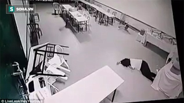 Bàn ghế đột ngột tự di chuyển trong nhà hàng khiến người phụ nữ thất kinh - Ảnh 2.