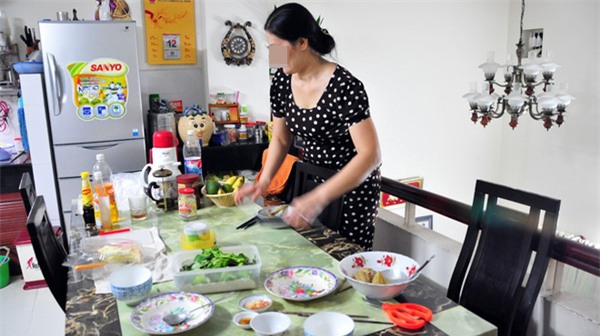 osin xin váy hàng hiệu của chủ